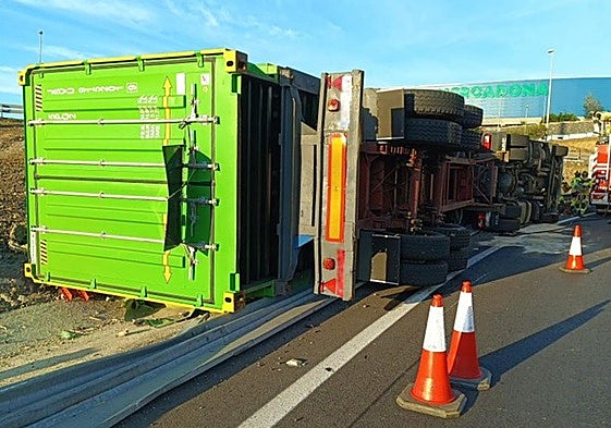 Así quedó el camión tras el vuelco.