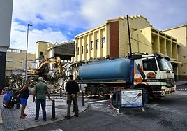 Imagen del derribo del Cine Litoral en La Isleta este lunes.