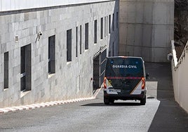 Imagen de archivo de un furgón de la Guardia Civil en Arrecife.