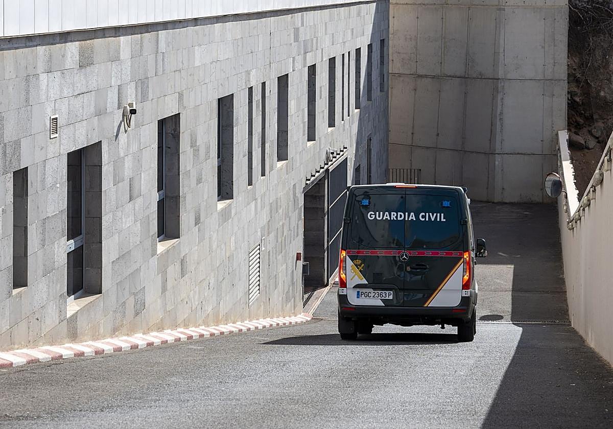 Imagen de archivo de un furgón de la Guardia Civil en Arrecife.