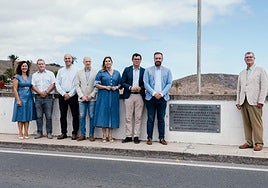 Momento del descubrimiento de la placa en honor a Juan León y Castillo.