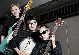 Yoshiko Fujiyama, voz y guitarras, Chellio Panther Omo, al bajo, y Sachiko, batería, integran el grupo.