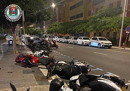 Imagen de las motos en el suelo.