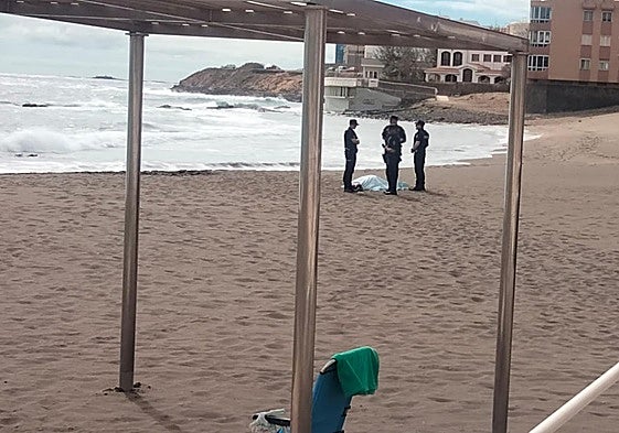 Imagen de la Policía Nacional custodiando el cuerpo.