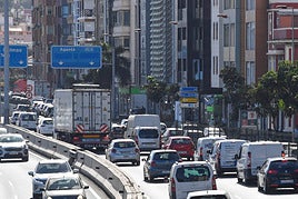 Transporte terrestre. Vehículos en la capital grancanaria, en la zonade Alcaravaneras.