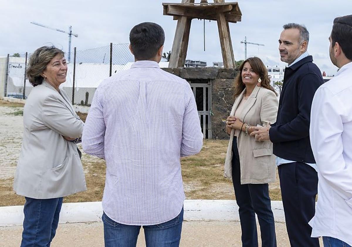 Autoridades visitando un espacio de Costa Teguise que será mejorado.