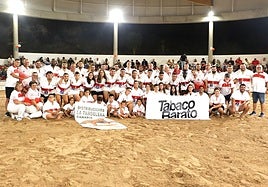 Foto de familia del Club de Lucha Adargoma.