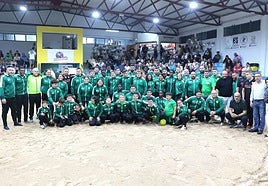 Foto de familia del Club de Lucha Almogarén.
