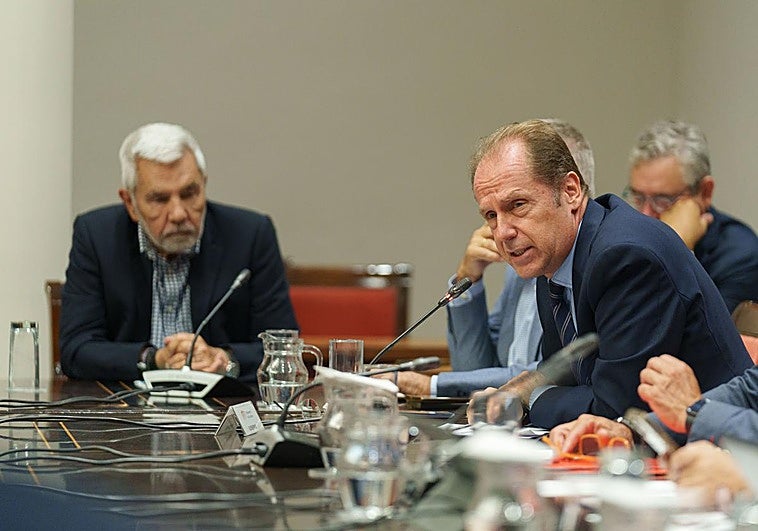 El viceconsejero de Turismo del Gobierno de Canarias, José Manuel Sanabria (d). A la izquierda, lo escucha el alcalde de Adeje (Tenerife), José Miguel Rodríguez Fraga.