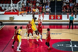 Kuath se cuelga del aro ante el Benfica.