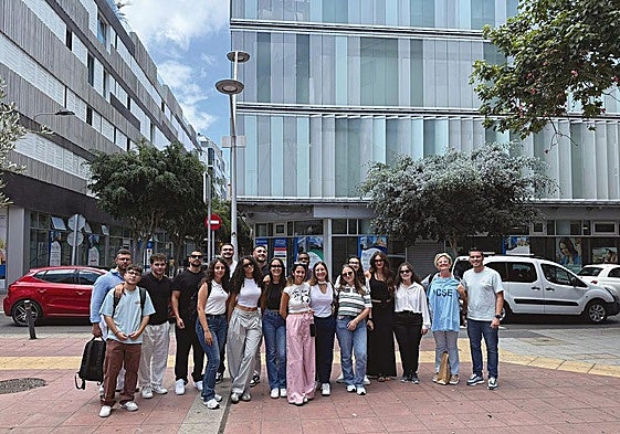 Foto grupal en el exterior de ICSE.