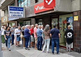 Imagen de las colas de los pensionistas este martes en las agencias de viajes.
