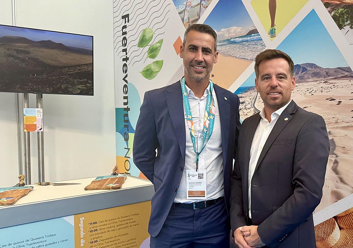 De izquierda a derecha, Isaí Blaco, alcalde de La Oliva junto al concejal de Turismo de La Oliva, David Fajardo