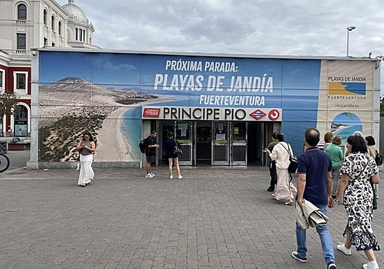 Acceso a la estación del intercambiador de metro y cercanías de Príncipe Pío, en Madrid.