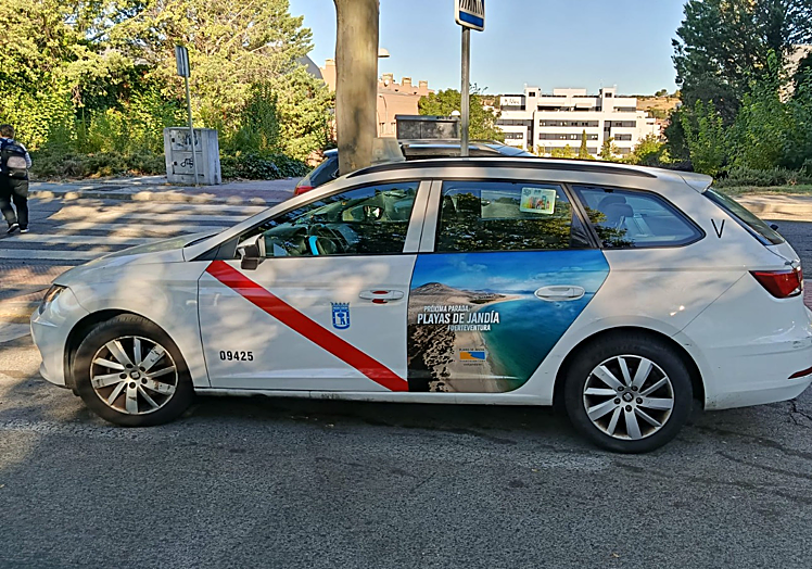 La imagen de la marisma de las playas de sotavento luce en los taxis y guaguas privadas.