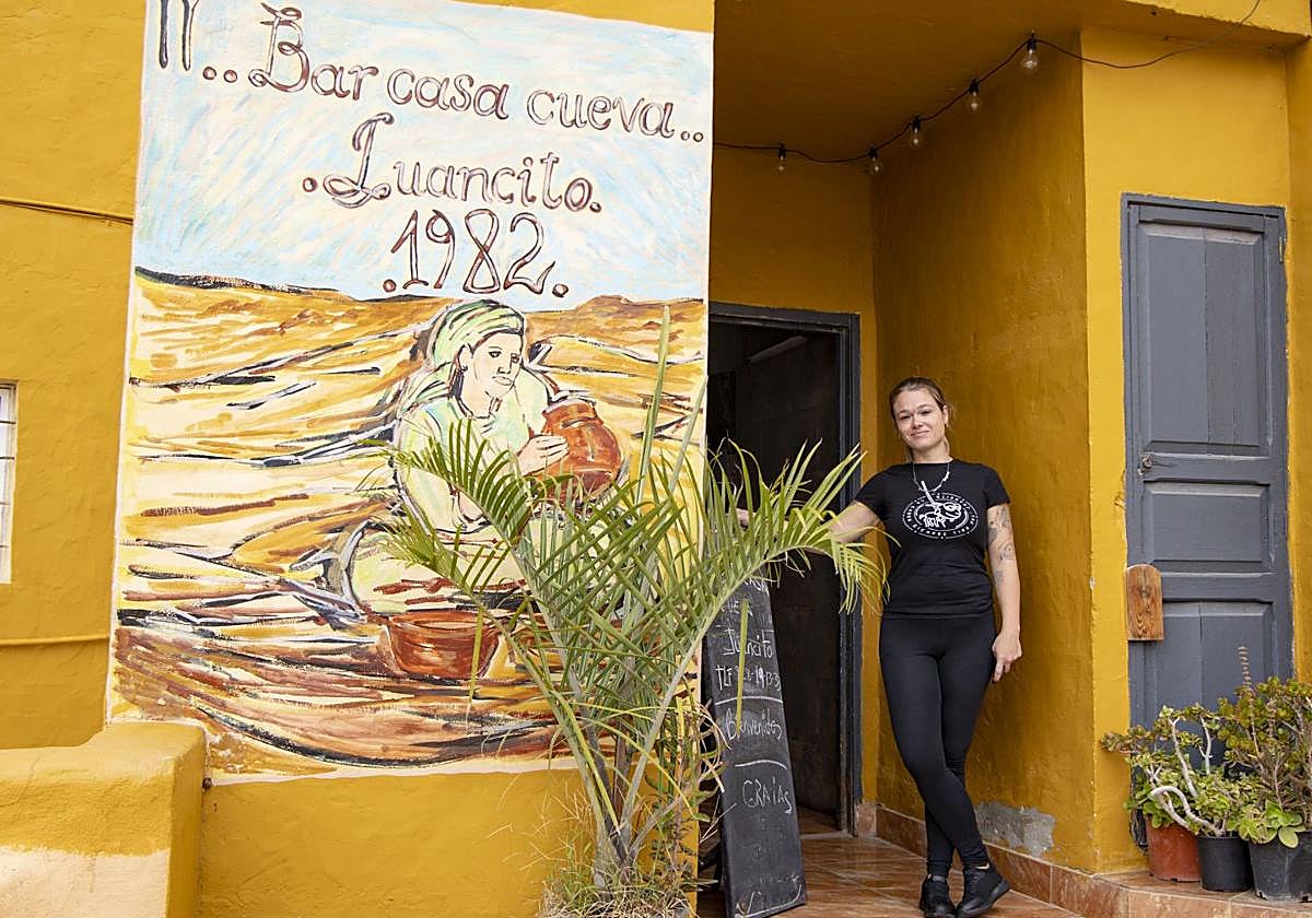 Una de las entradas, que luce una pintura de un artista local, con Jenny, la nueva generación de Juancito.