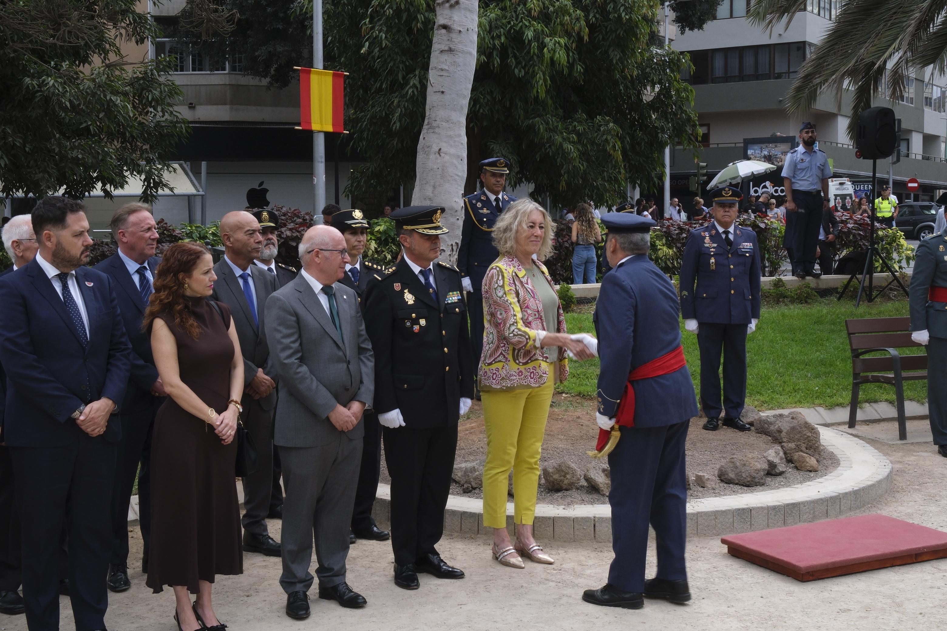 Los tres Ejércitos izan la bandera de España en Las Palmas de Gran Canaria con motivo de la Fiesta Nacional del 12 de octubre