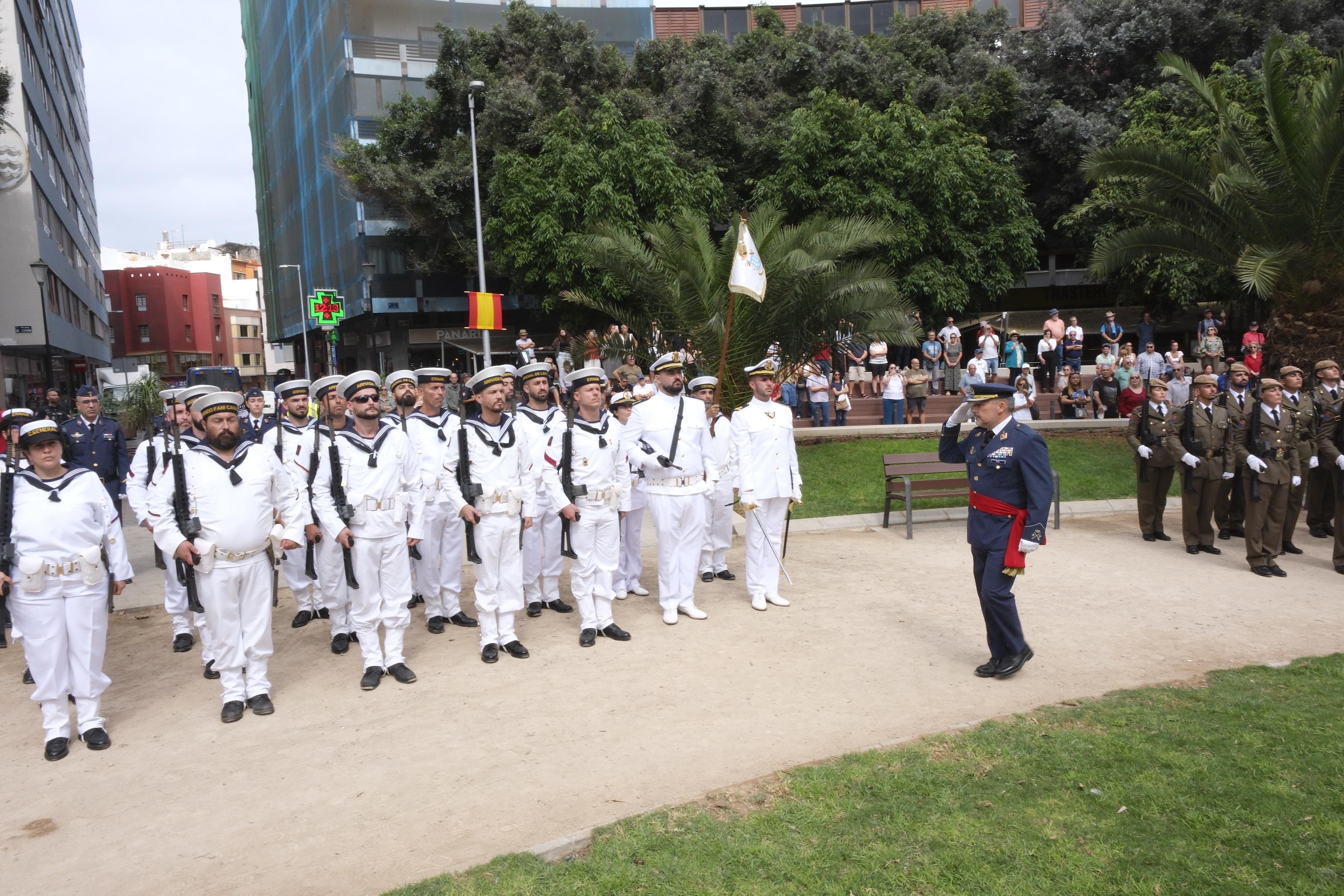 Los tres Ejércitos izan la bandera de España en Las Palmas de Gran Canaria con motivo de la Fiesta Nacional del 12 de octubre