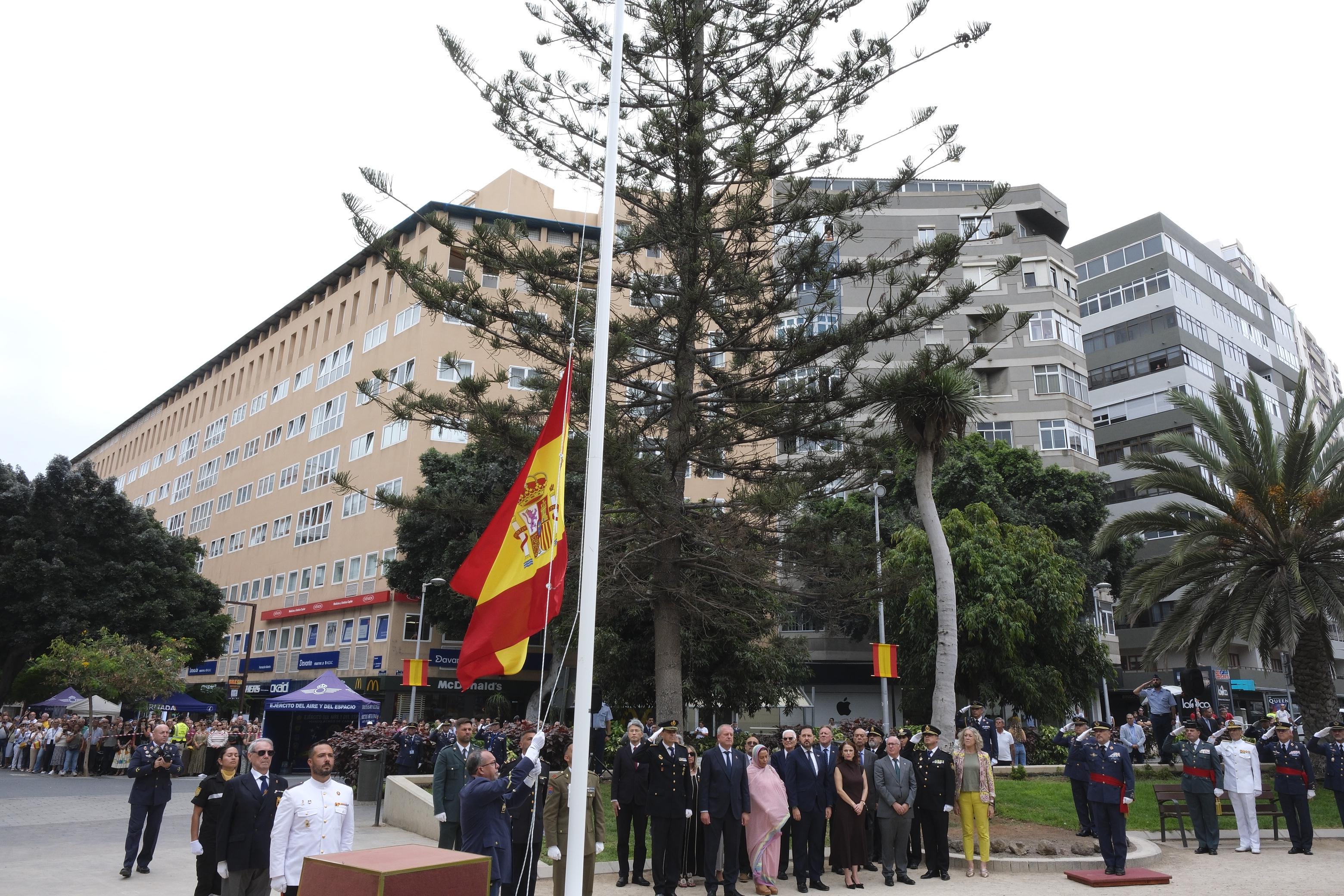 Los tres Ejércitos izan la bandera de España en Las Palmas de Gran Canaria con motivo de la Fiesta Nacional del 12 de octubre