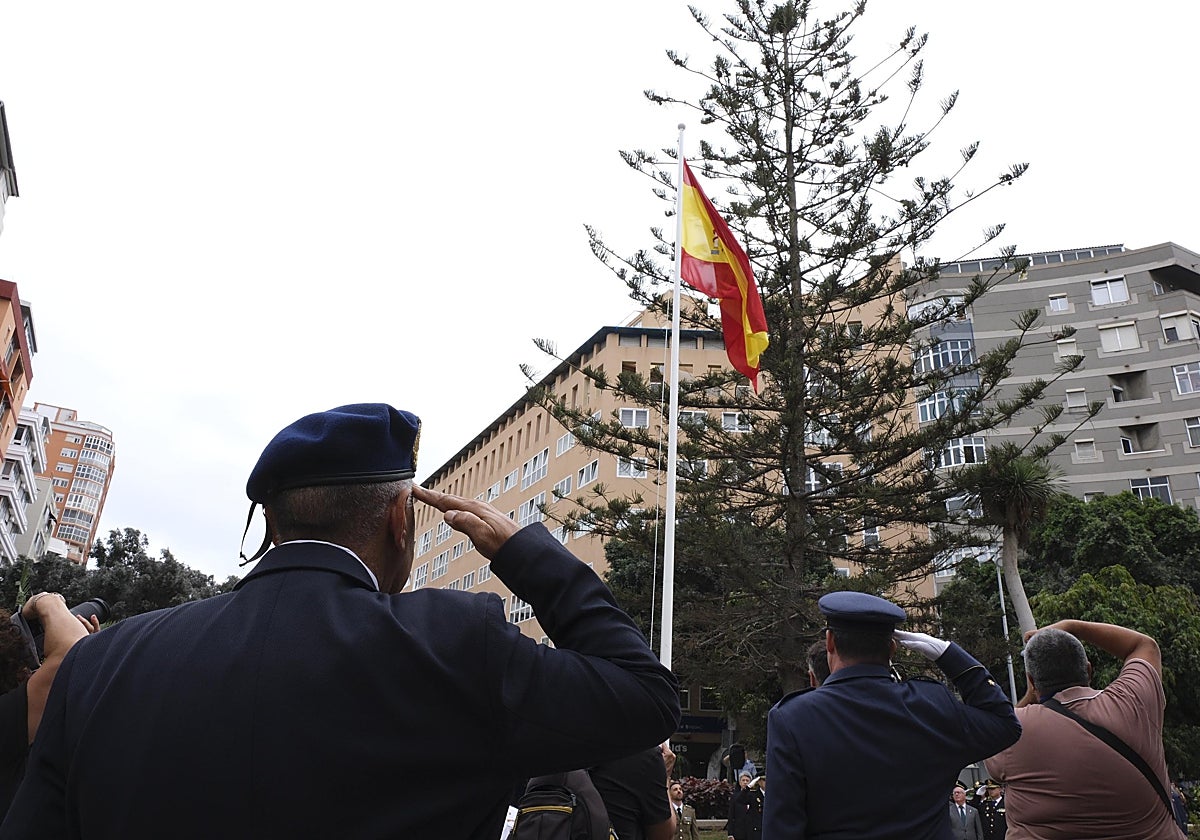 Los tres Ejércitos izan la bandera de España en Las Palmas de Gran Canaria con motivo de la Fiesta Nacional del 12 de octubre