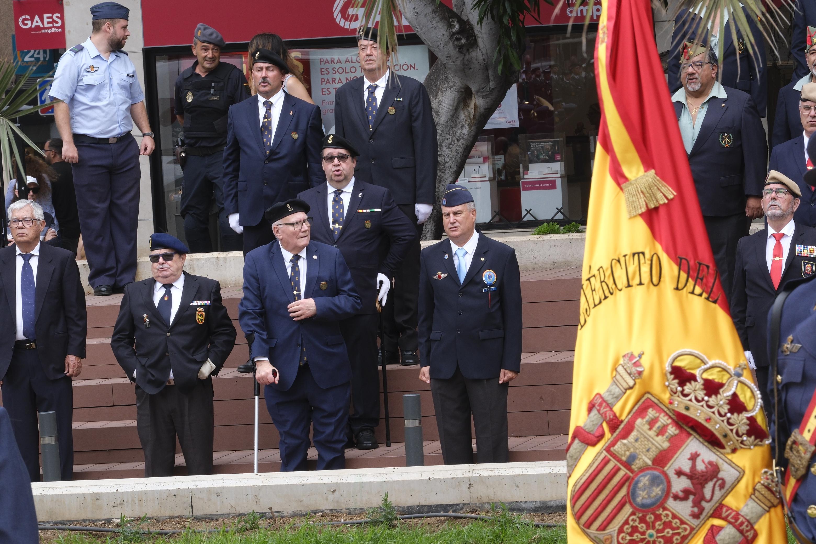Los tres Ejércitos izan la bandera de España en Las Palmas de Gran Canaria con motivo de la Fiesta Nacional del 12 de octubre