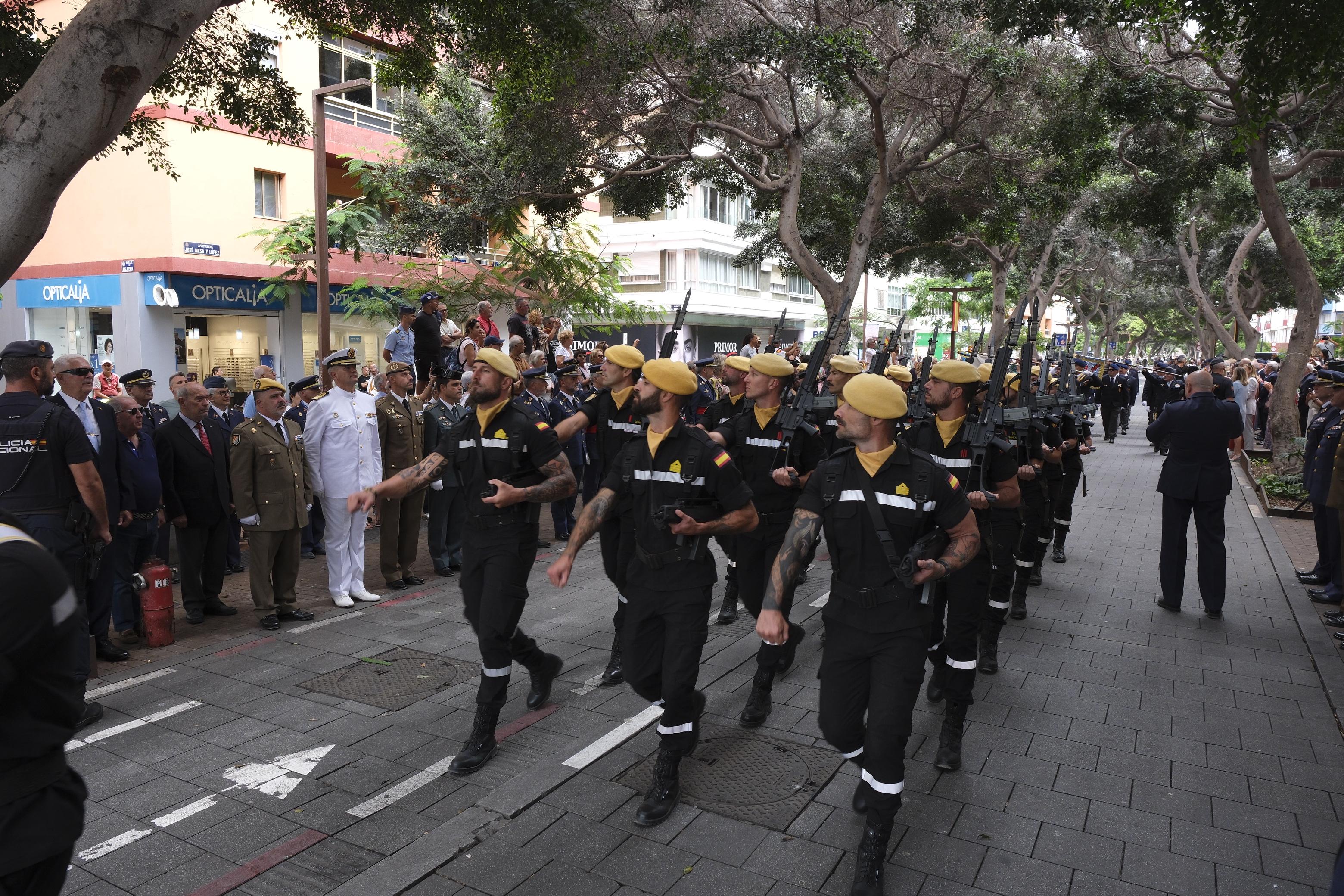 Los tres Ejércitos izan la bandera de España en Las Palmas de Gran Canaria con motivo de la Fiesta Nacional del 12 de octubre