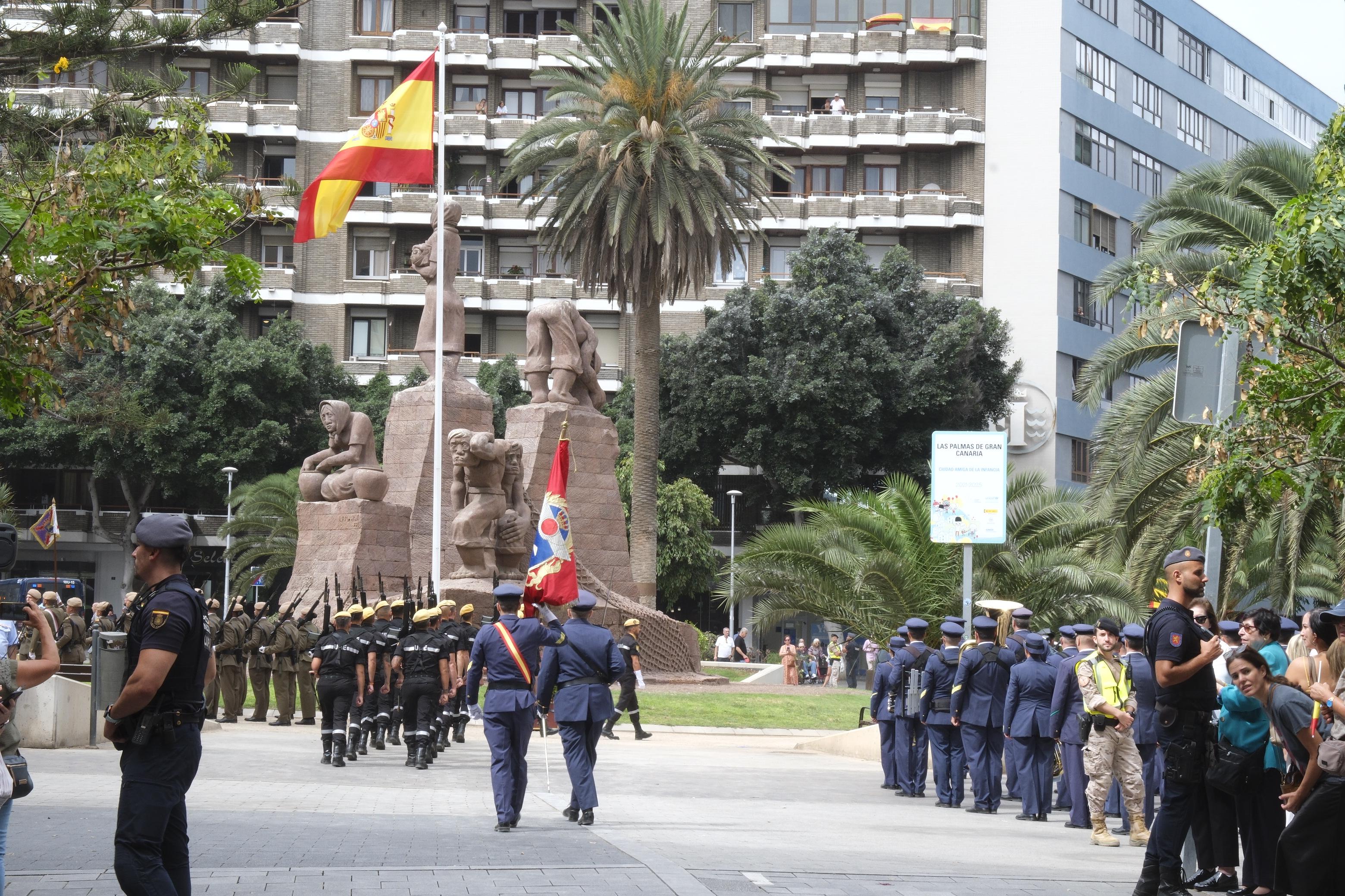 Los tres Ejércitos izan la bandera de España en Las Palmas de Gran Canaria con motivo de la Fiesta Nacional del 12 de octubre