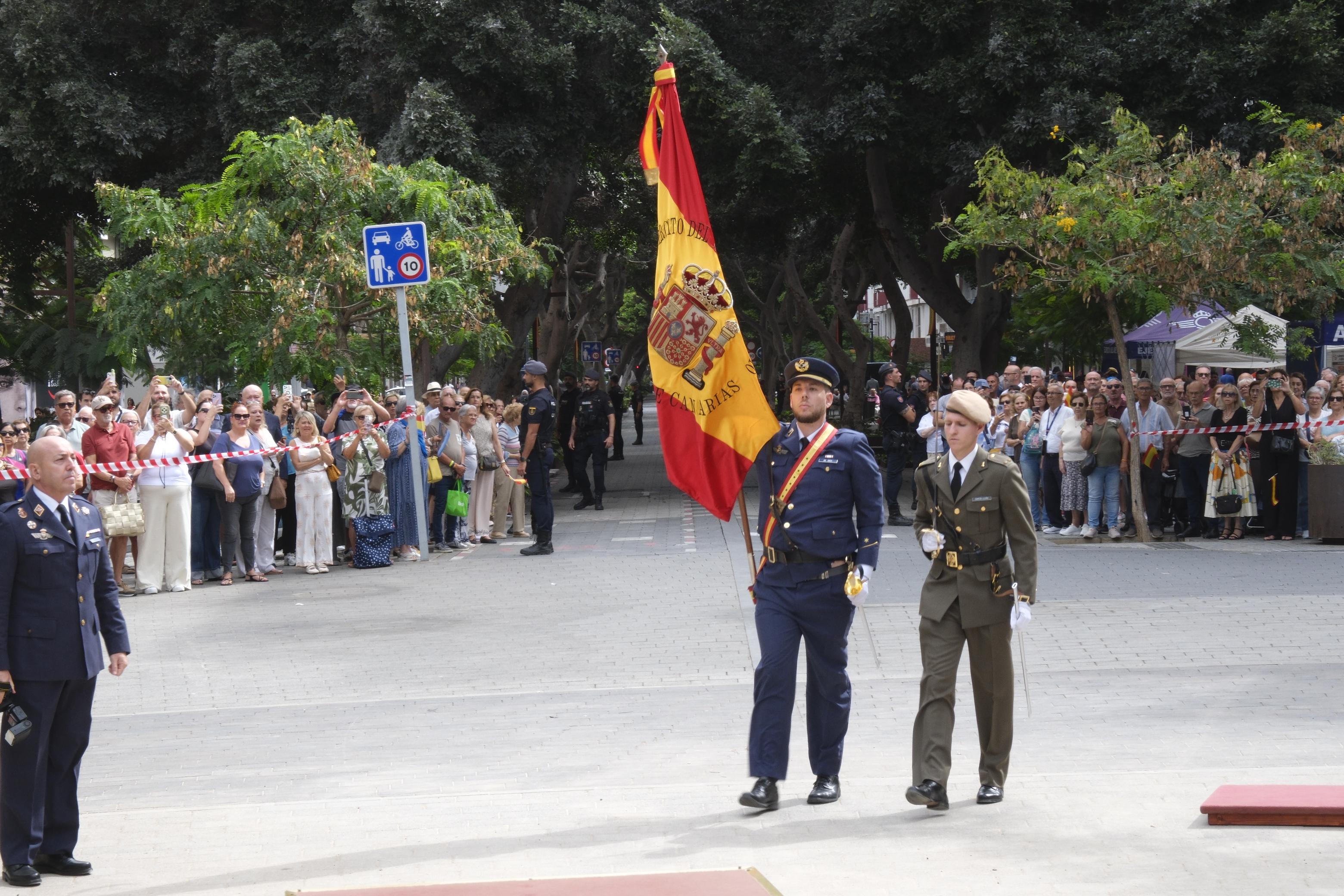 Los tres Ejércitos izan la bandera de España en Las Palmas de Gran Canaria con motivo de la Fiesta Nacional del 12 de octubre