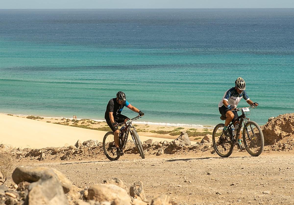 Dos ciclistas, a su paso por las playas de sotavento de Jandía.