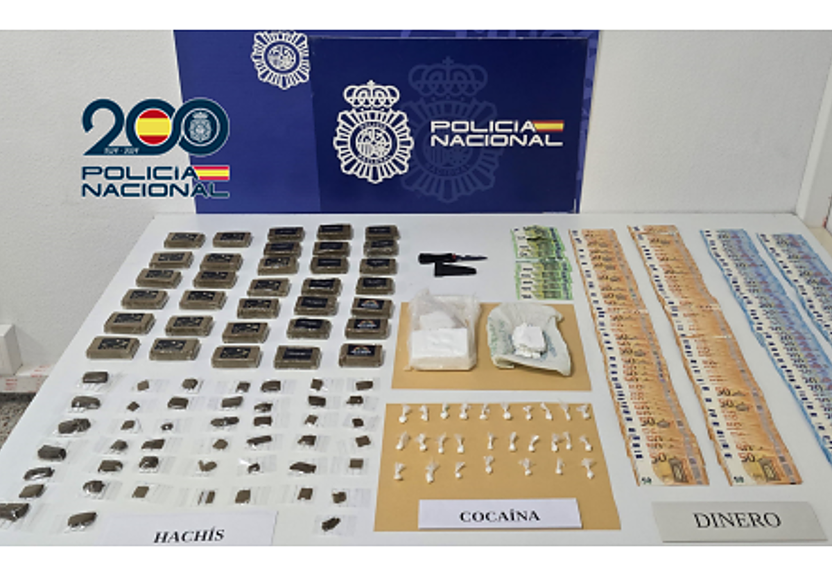 Imagen de la droga y el dinero incautado a los detenidos.