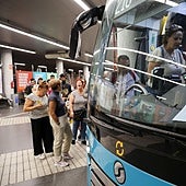 Una guagua realiza los servicios mínimos durante la huelga.