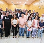La presidenta Lola García y el consejero Víctor Alonso, con los colectivos sociales.