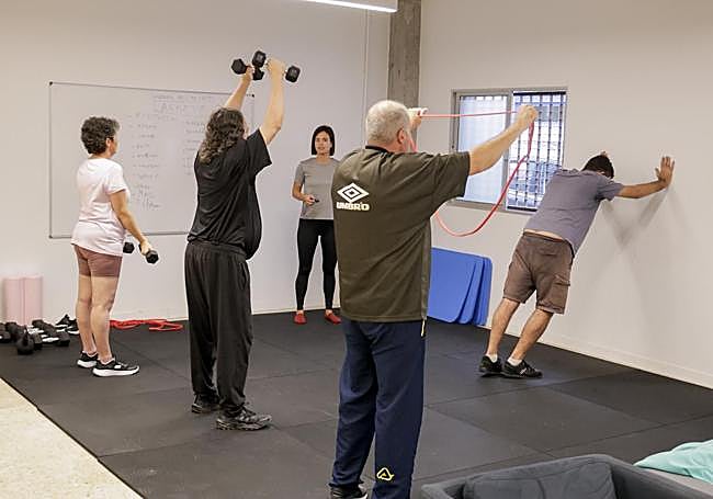 Usuarios de Afaes hacen ejercicio físico que les ayuda a mantener el equilibrio emocional.