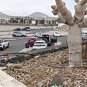 Residuos en el aeropuerto, con vegetación en mal estado.