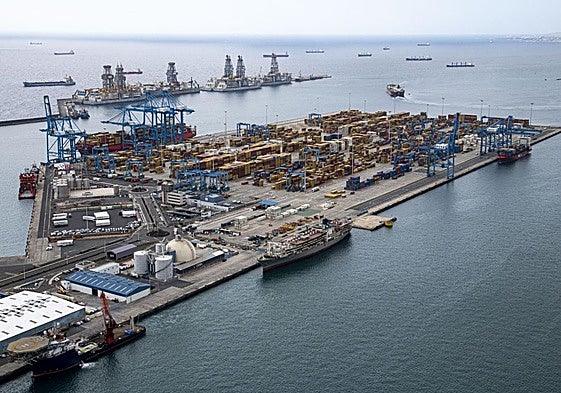 Vistas aéreas de la terminal de Opcsa en el Puerto de Las Palmas.