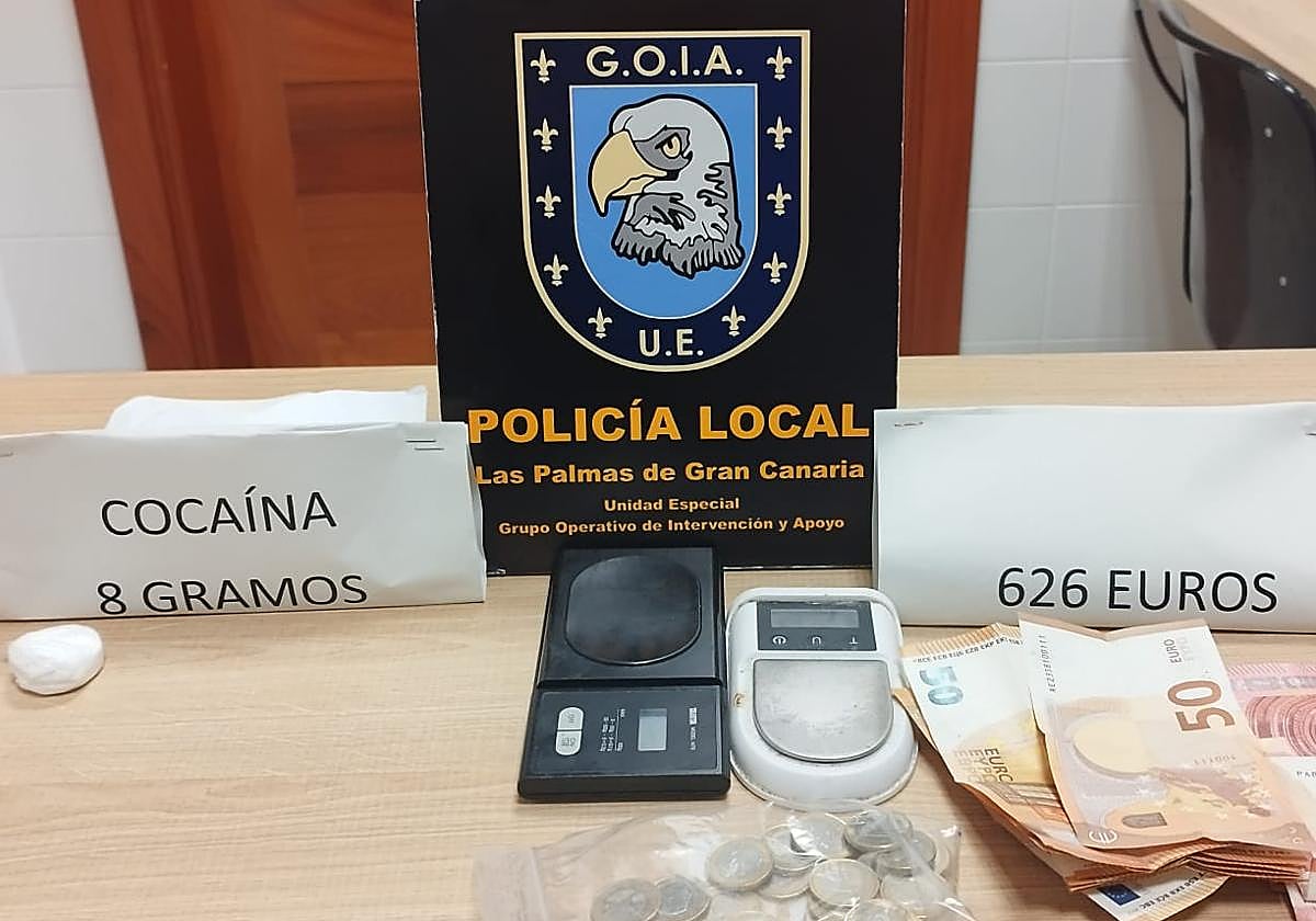 Imagen de la droga y el dinero en efectivo incautado.