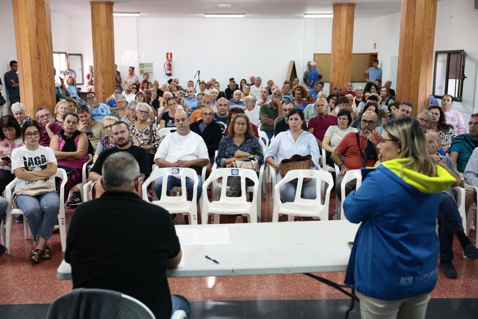 Reunión de los vecinos y del Ayuntamiento por el nuevo deslinde de El Burrero