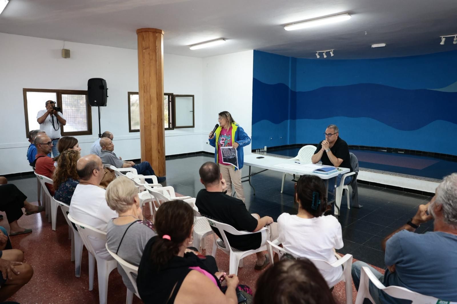 Reunión de los vecinos y del Ayuntamiento por el nuevo deslinde de El Burrero