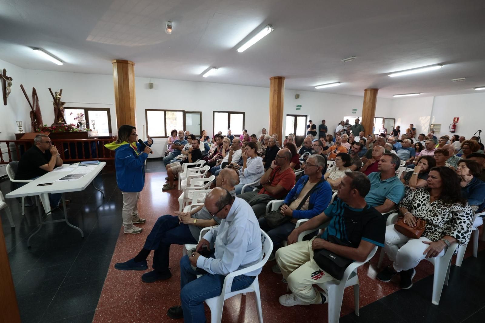 Reunión de los vecinos y del Ayuntamiento por el nuevo deslinde de El Burrero