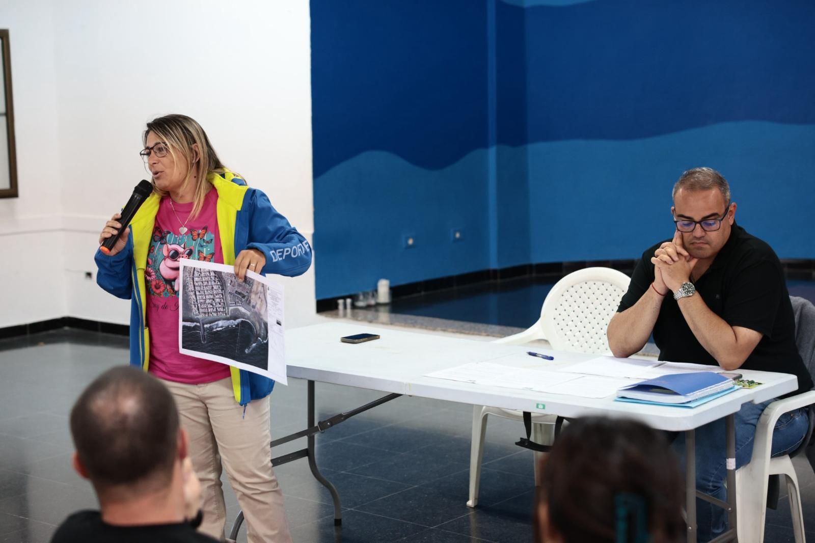 Reunión de los vecinos y del Ayuntamiento por el nuevo deslinde de El Burrero