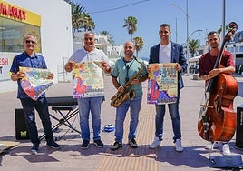 El alcalde Isaí Blanco y el concejal de Cultura, David Hernández, con varios músicos.