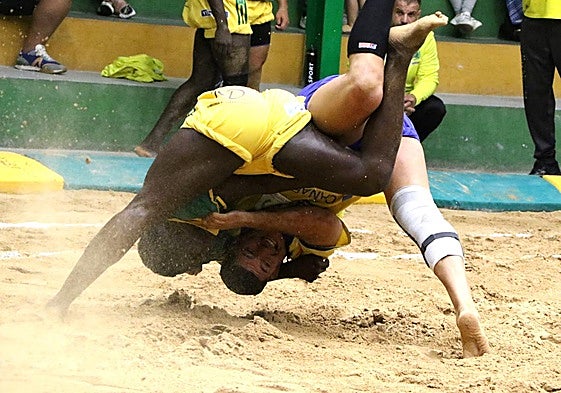 Sonko Mansour el nuevo DC galdense en luchada de la pasada campaña.