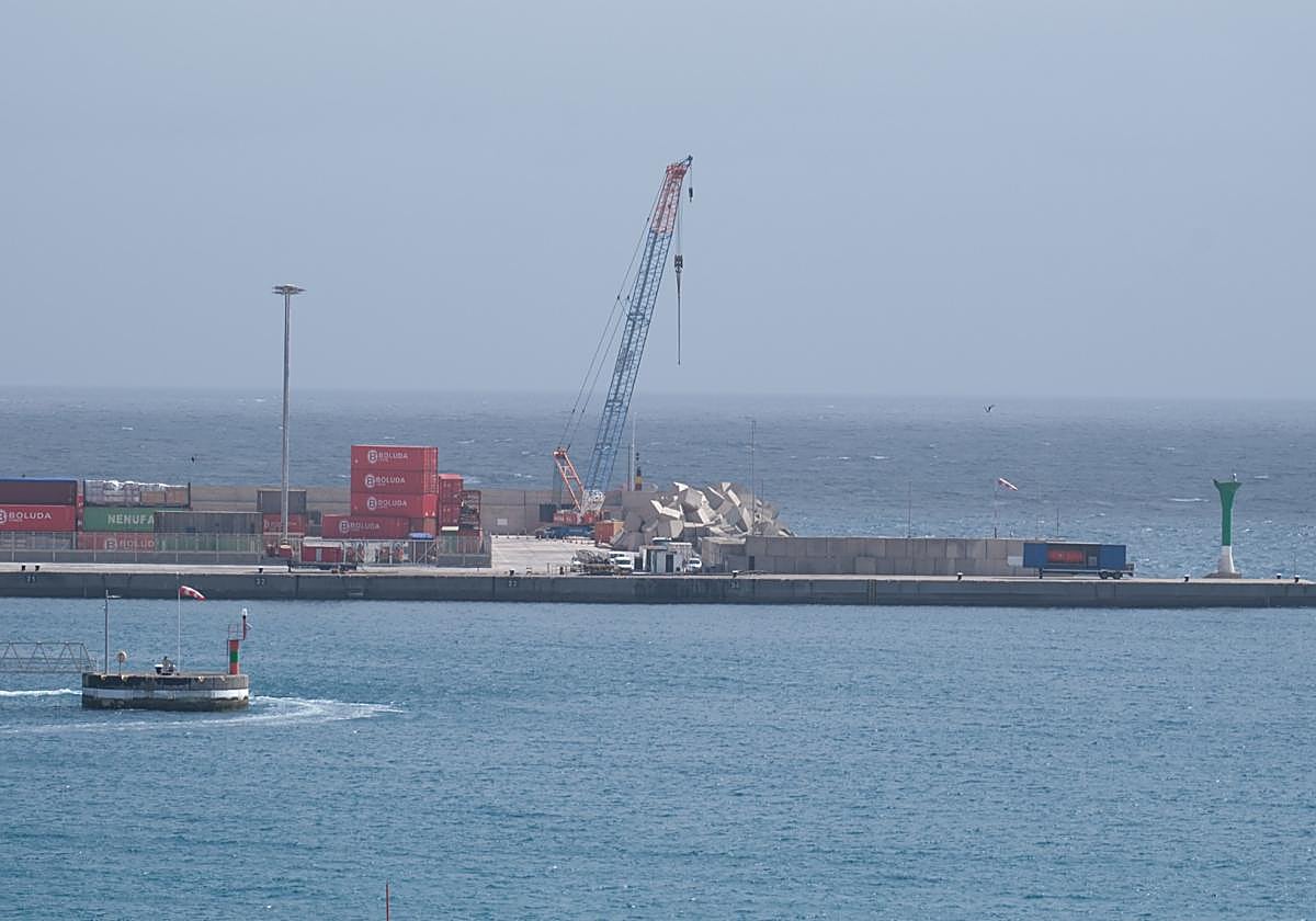 Una grúa realiza la obra inicial de la ampliación del muelle de Puerto del Rosario.