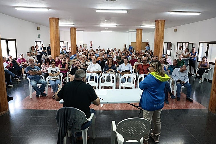 Reunión informativa celebrada este jueves en el centro cívico de El Burrero