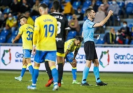 Jonathan Viera y el árbitro granadino Moreno Aragón en un partido de la temporada 2021-22.