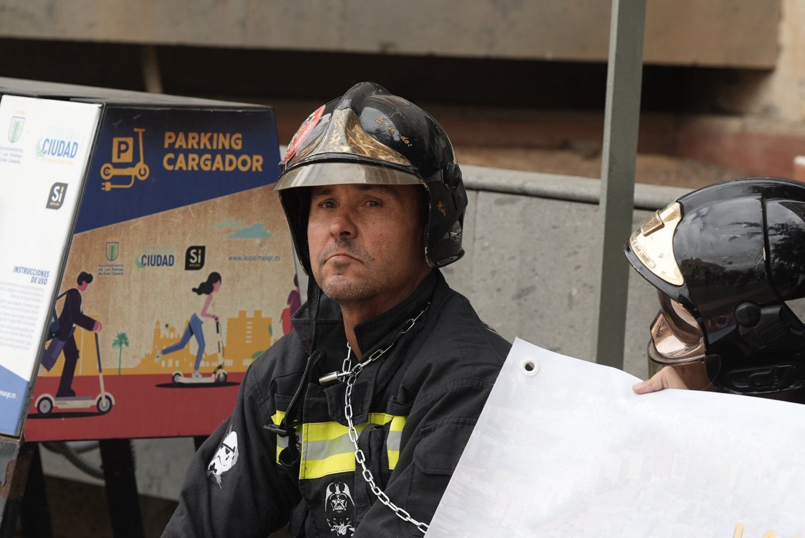 Varios bomberos se encadenan en el Ayuntamiento de Las Palmas de Gran Canaria