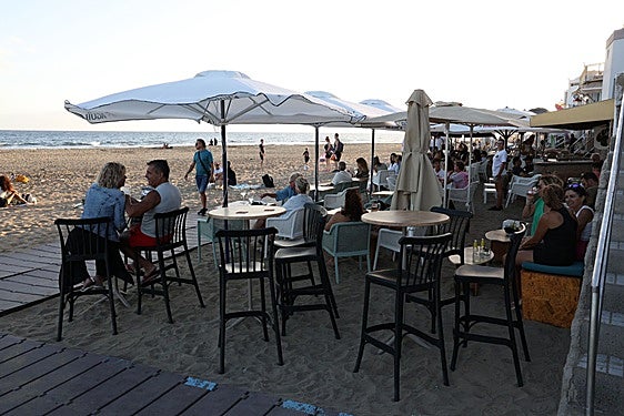 Terrazas autorizadas sobre la arena de la playa de Maspalomas.