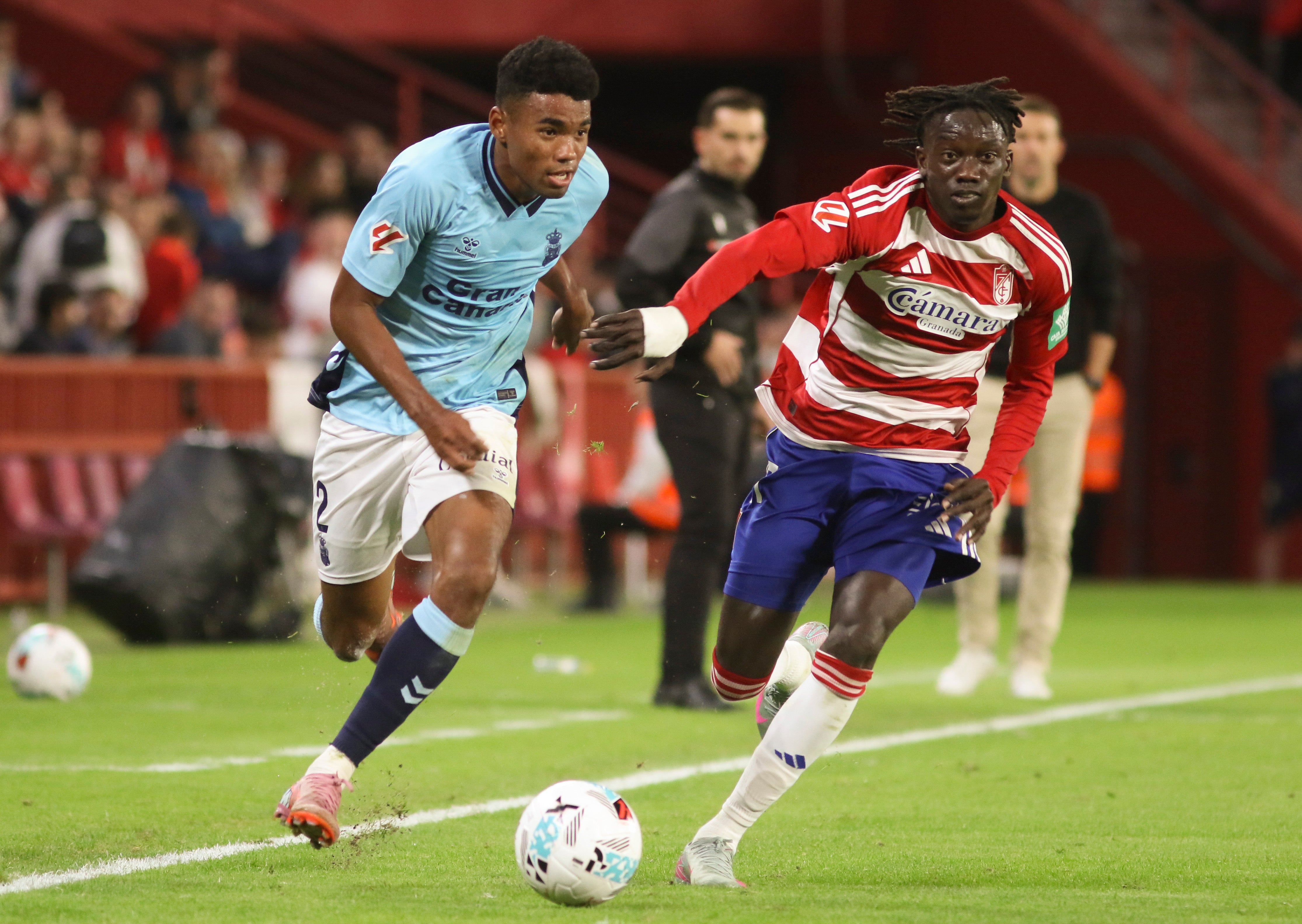 Marvin trata de progresar desde el costado derecho ante la oposición de Faye. Las tablas, lo mejor para la UD.