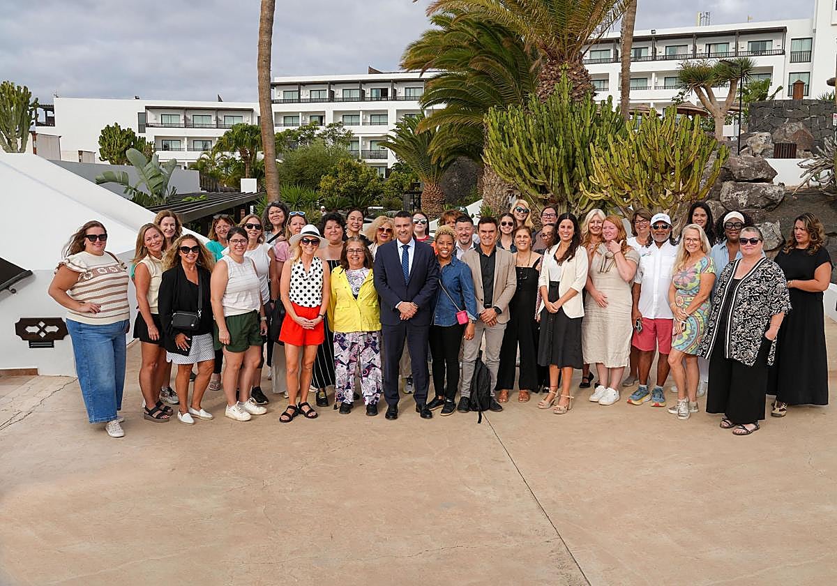 Visitantes norteamericanos con representantes locales.