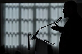 Un político difundiendo bulos.